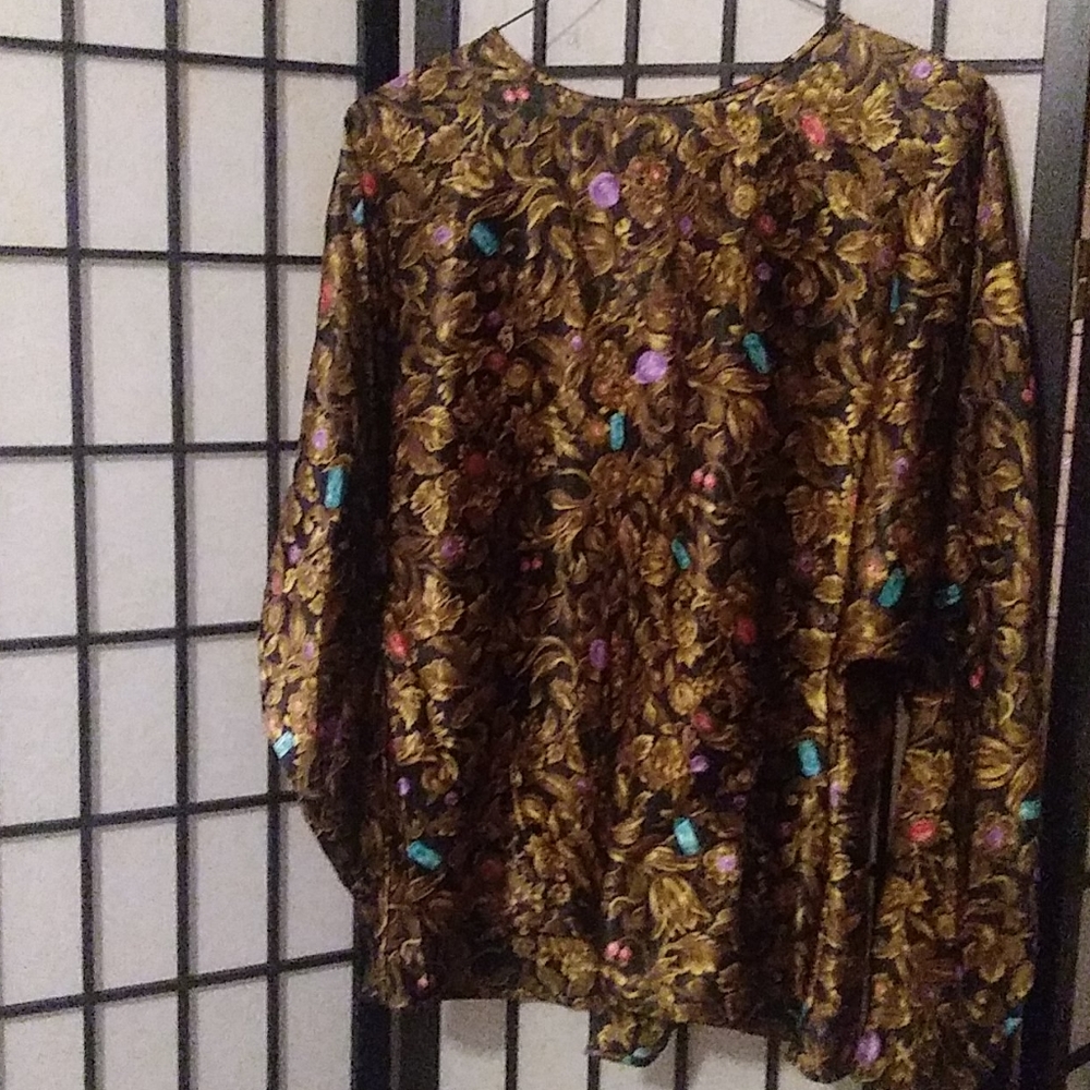 Blouse excellent condition buttons in back